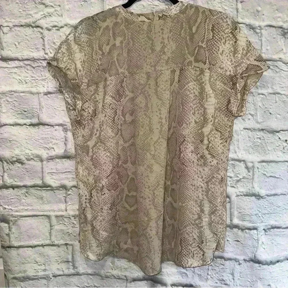 Tahari Women Beige/Gray Short Sleeve Snake/Reptile Print Button Front Blouse M - Picture 2 of 2